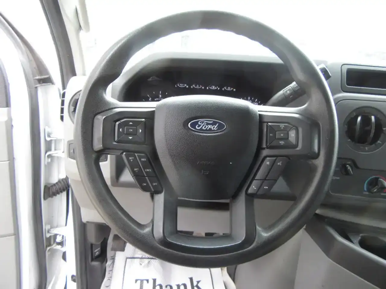 Ford E-450 снимка Ford E-450