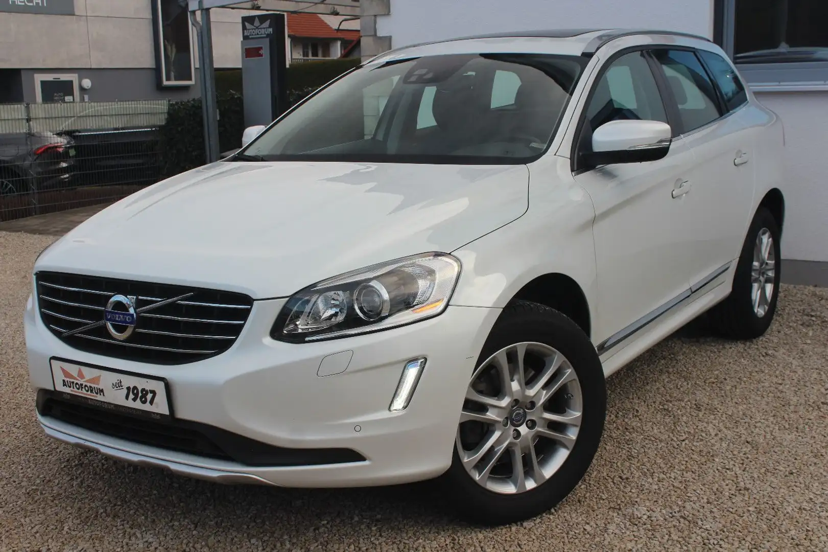 Volvo XC60 D4 Summum~Pano~AHK~BLIS~Spur~ Weiß - 1