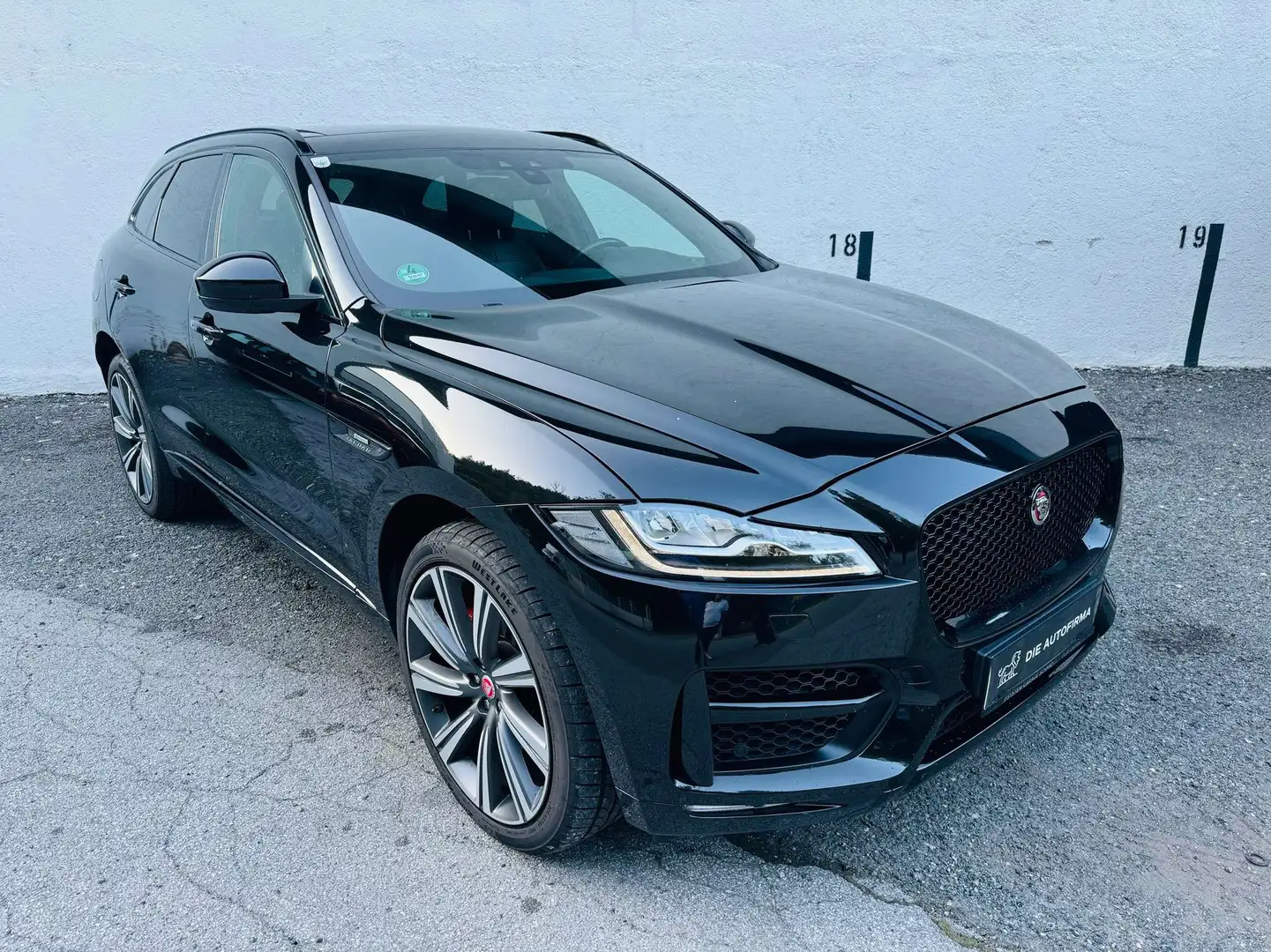 Jaguar F-Pace **R-SPORT*PANORAMADACH*8-FACH BEREIFT** Schwarz - 1
