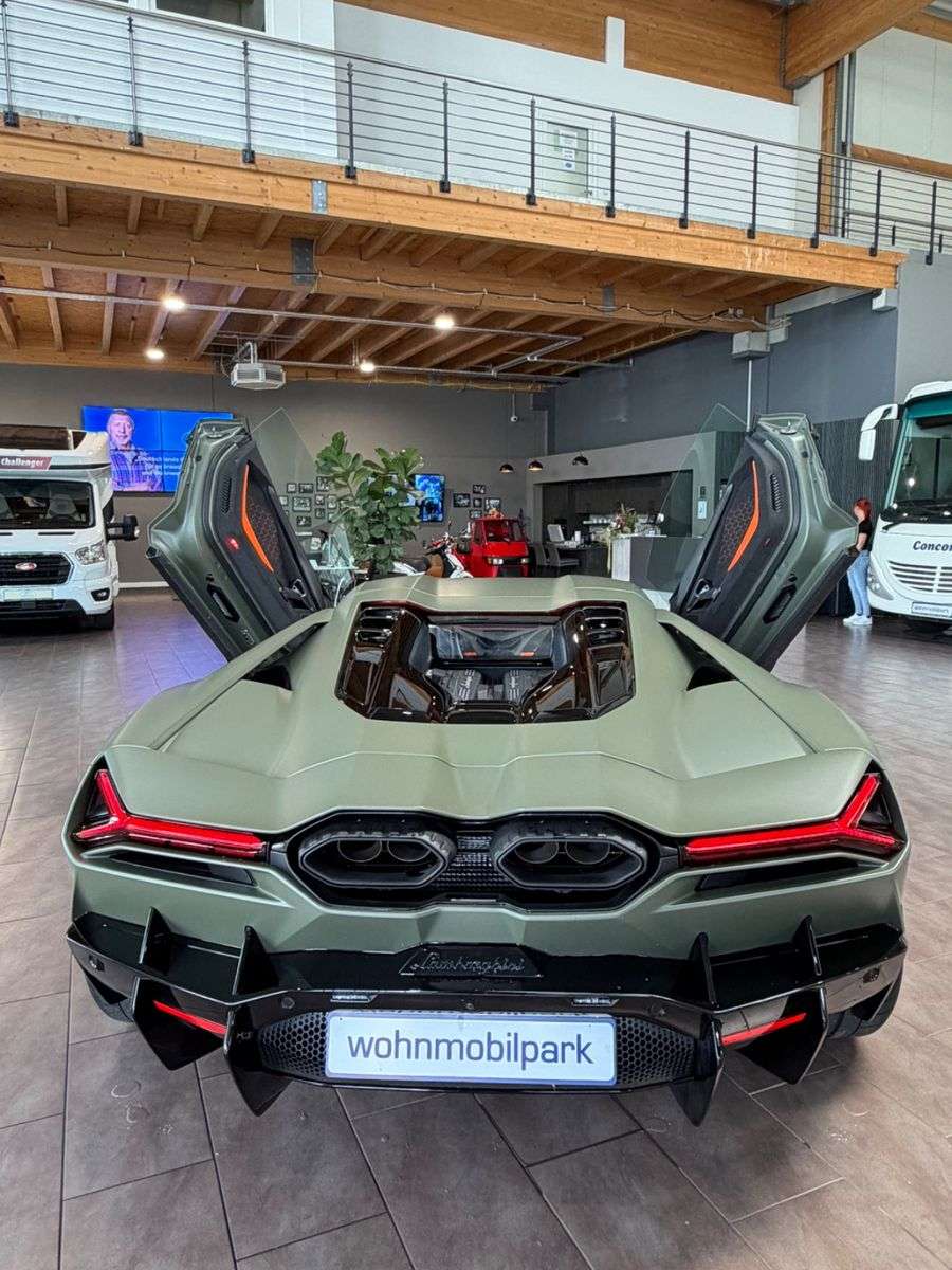 Lamborghini Revuelto