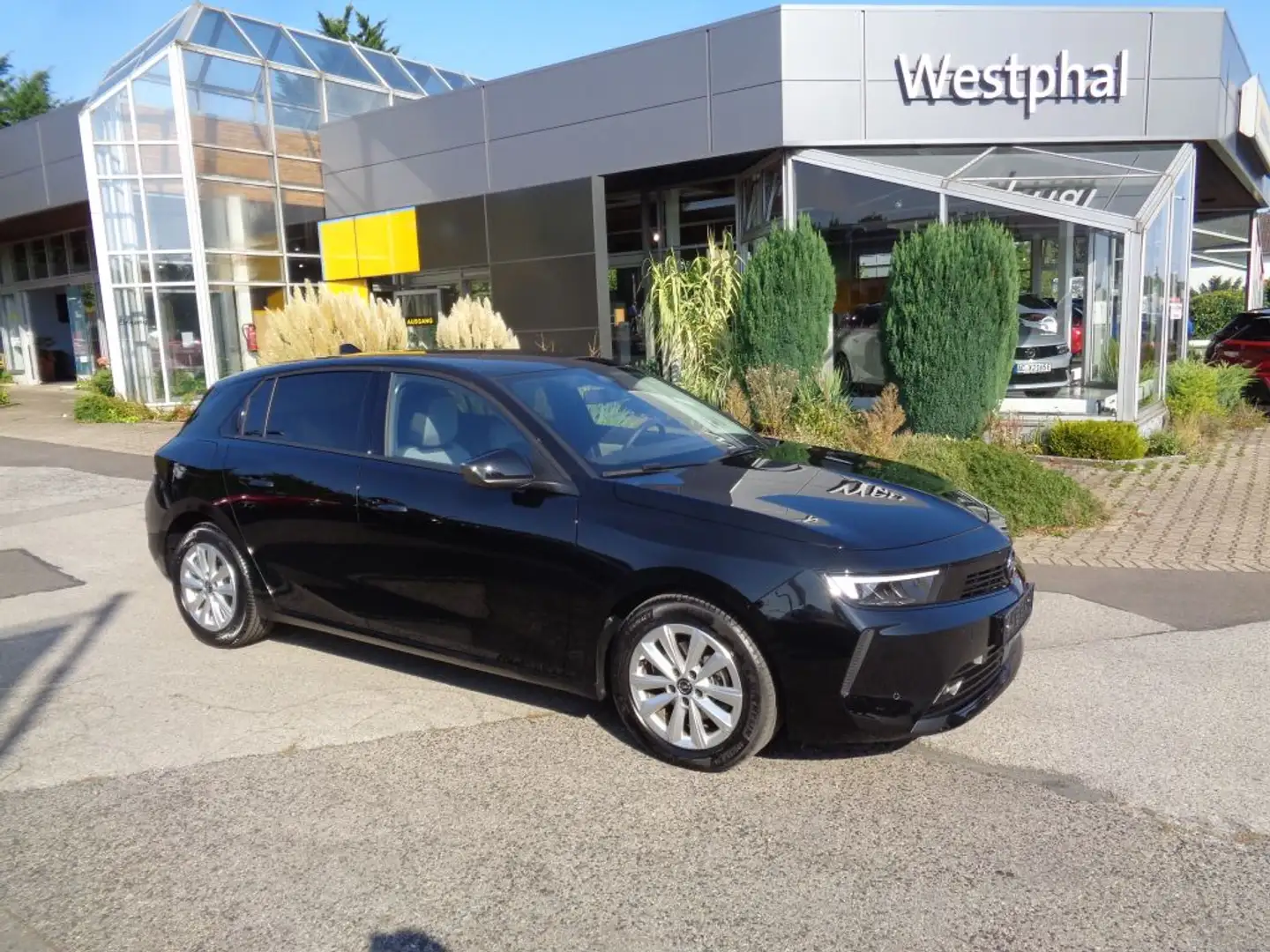 Opel Astra 1.2 Turbo Enjoy Schwarz - 1