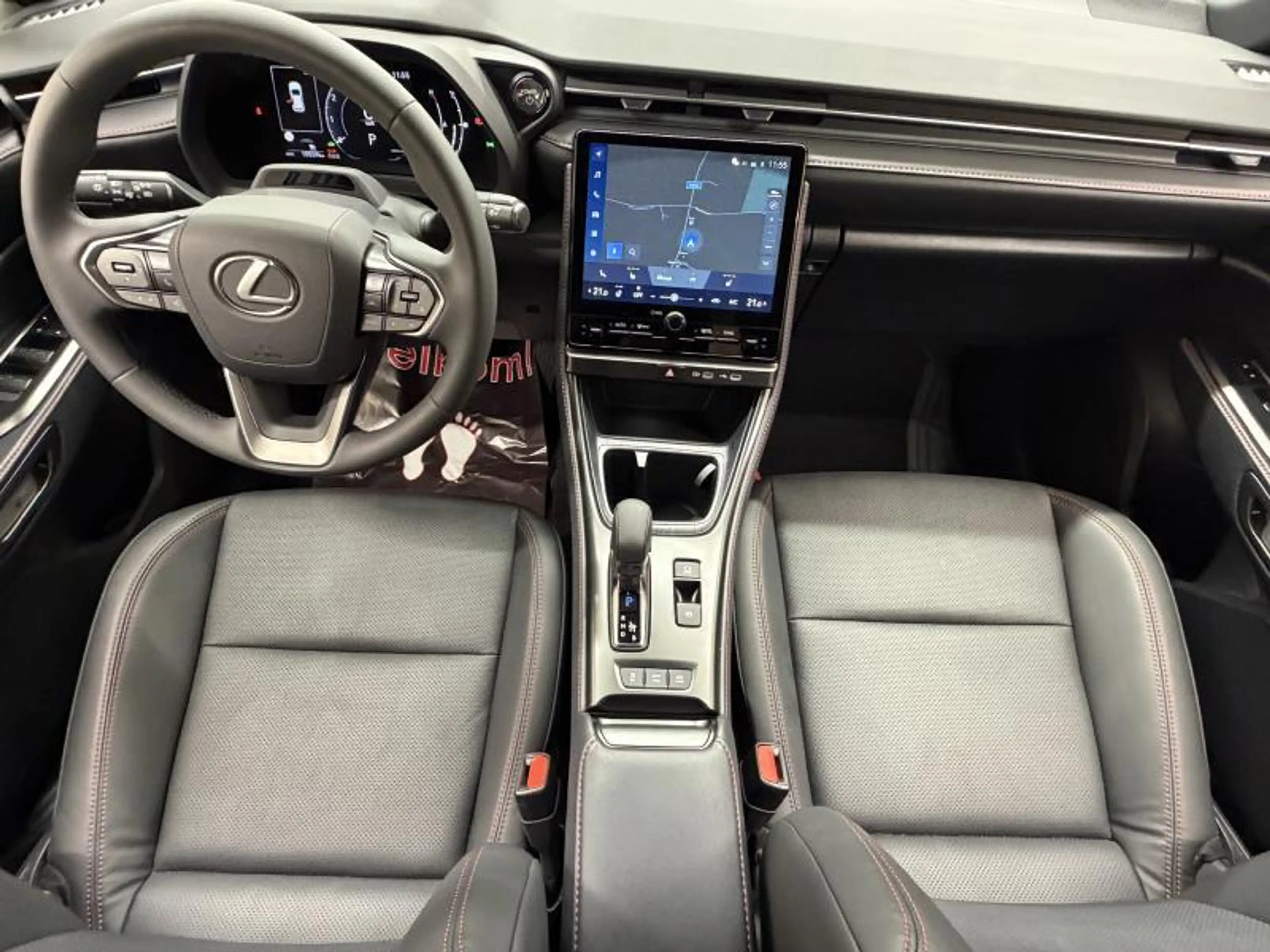 Lexus LBX Emotion — photo 13