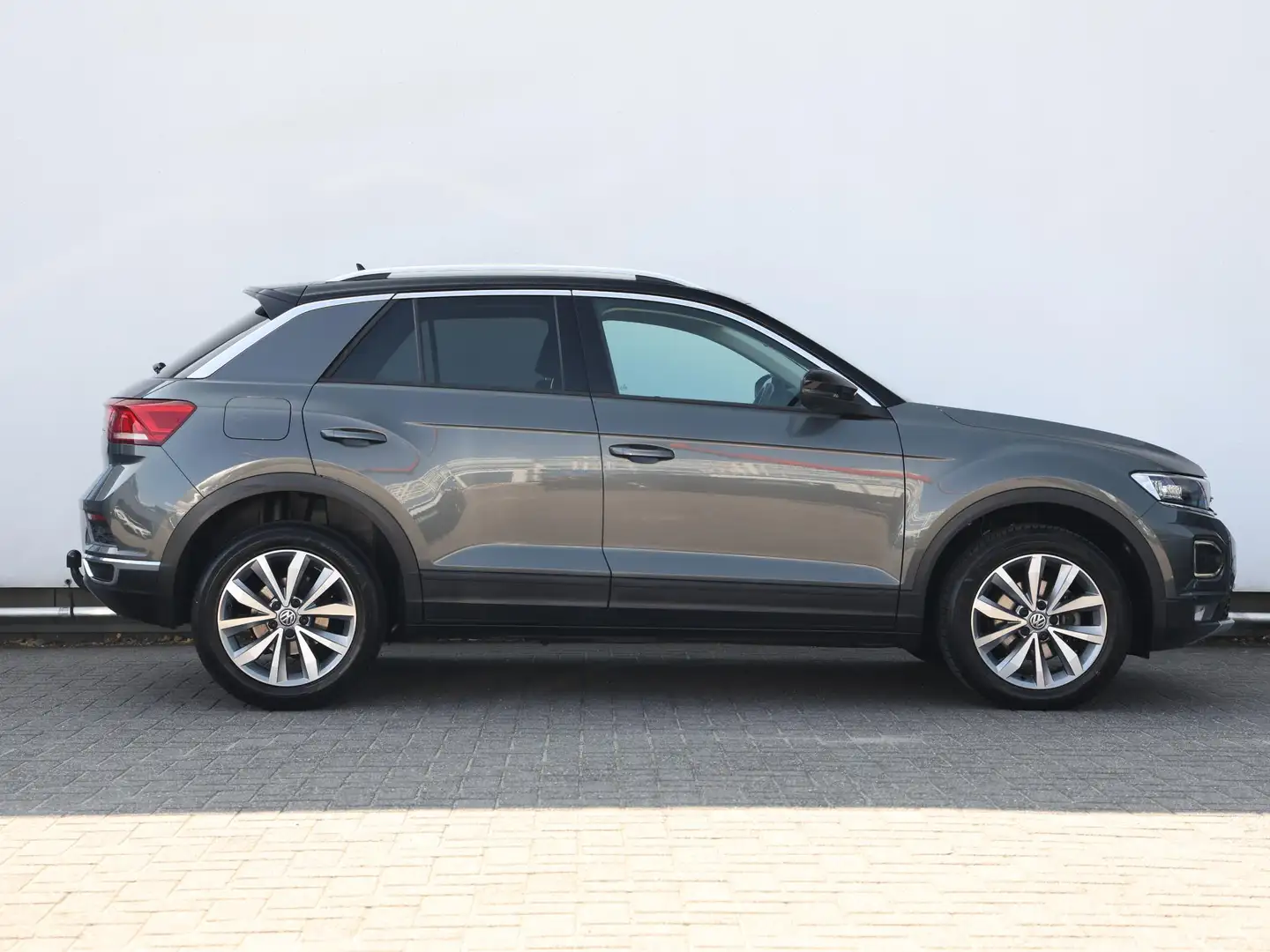Volkswagen T-Roc 1.5 TSI Style DSG 150 PK | Navigatie | LED plus | Grijs - 2