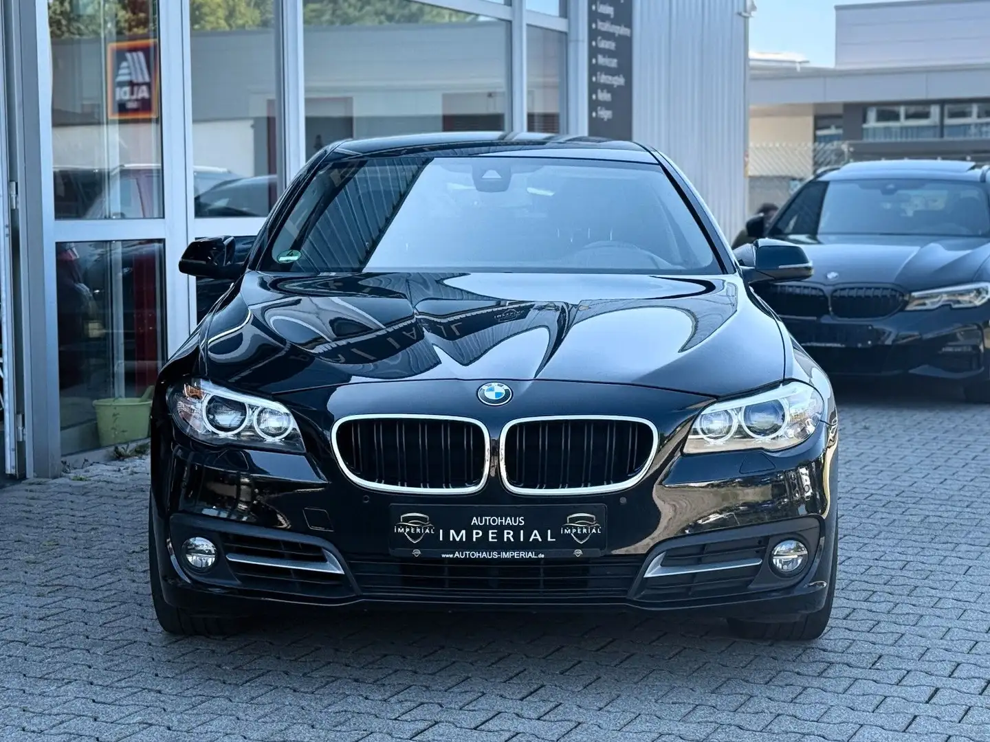 BMW 520 d Lim. xDrive LEDER+BiXENON+NAVI+HiFi+RFK+AHK Schwarz - 2
