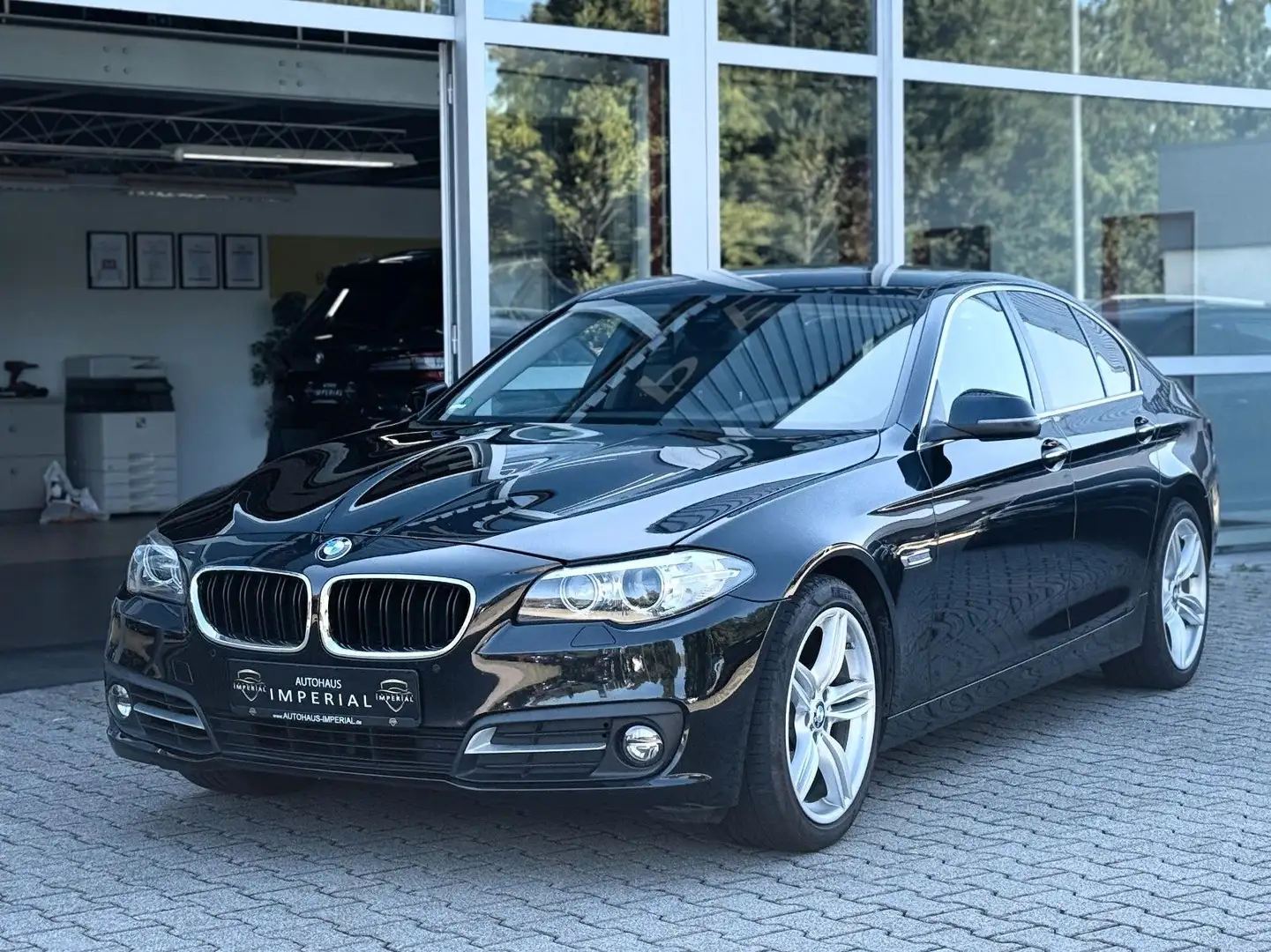 BMW 520 d Lim. xDrive LEDER+BiXENON+NAVI+HiFi+RFK+AHK Schwarz - 1