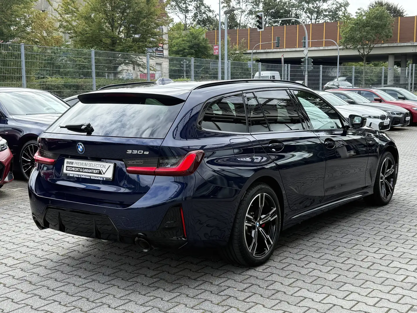 BMW 330 e xDrive Touring M Sport PRO //AHK FACELIFT Blau - 2