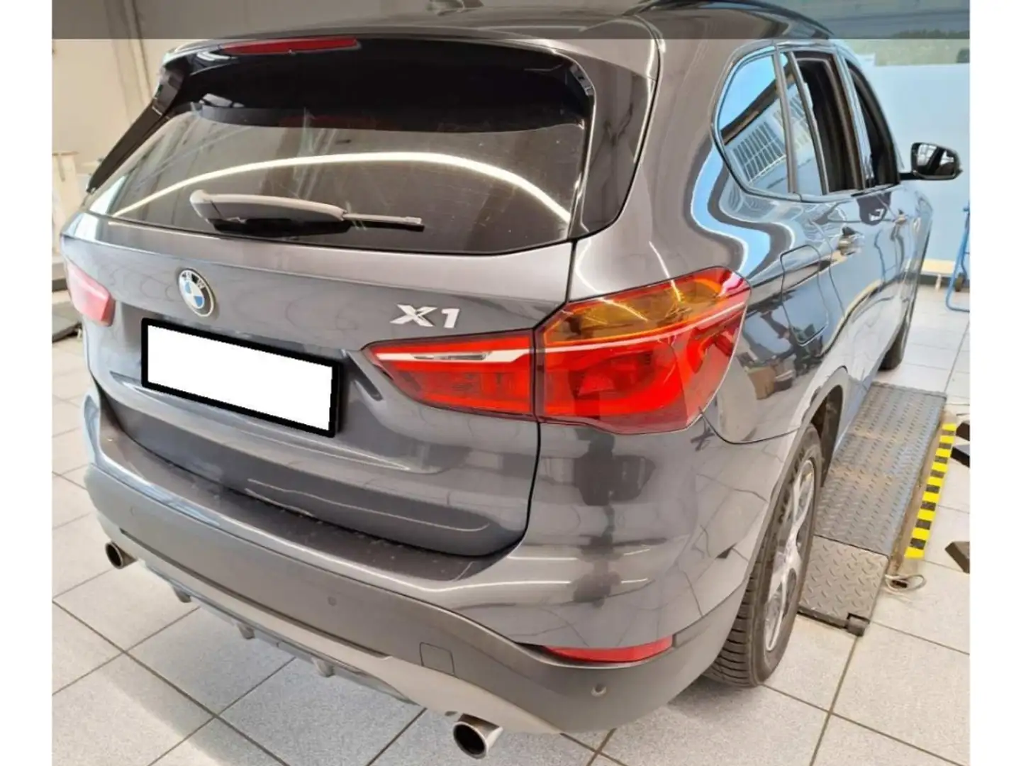 BMW X1 20iA xDR SPORT+LEDER+PANO+ACC+HUD+LED+HIFI-HK Grau - 2