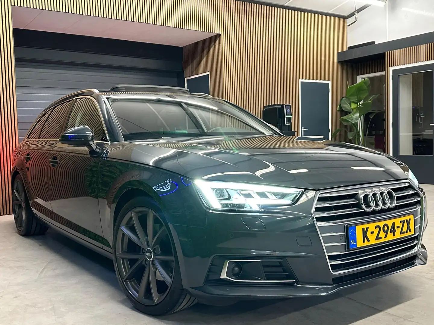 Audi A4 Avant 2.0 TDI ultra Design Pro Line Plus / Pano / Grijs - 2