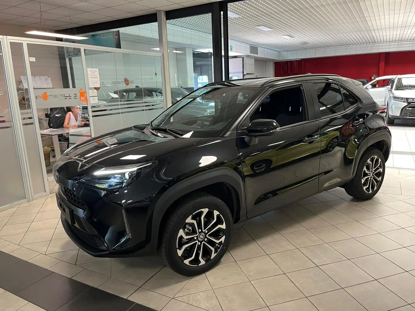 Toyota Yaris Cross 1.5h Trend 130cv e-cvt sconto 5500€ Nero - 1