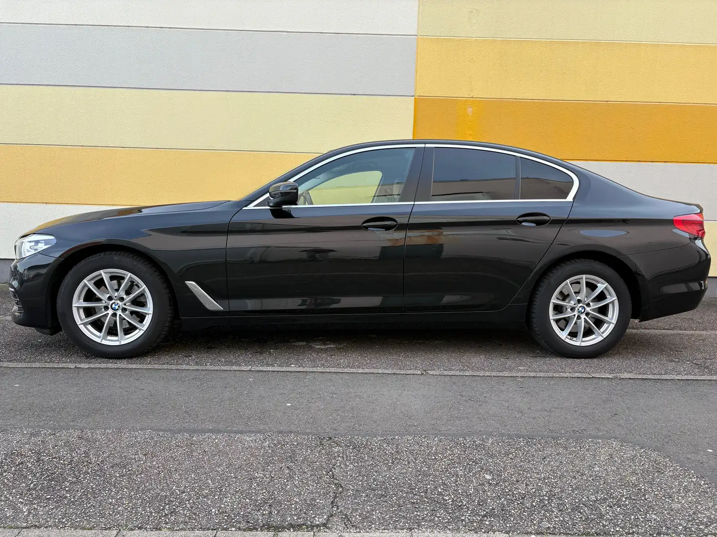 BMW 520 520D. LED*NAVI*SZH*PDC*ToterW*1Hand*TÜV-Neu Schwarz - 2