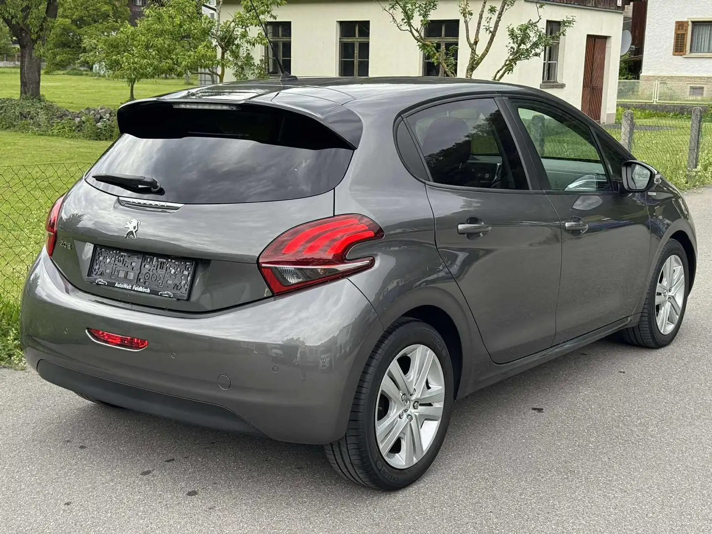 Peugeot 208 Style 1,2 VTi *NAVI *PARKSENSOR *TEMPOMAT *SZH Grau - 2