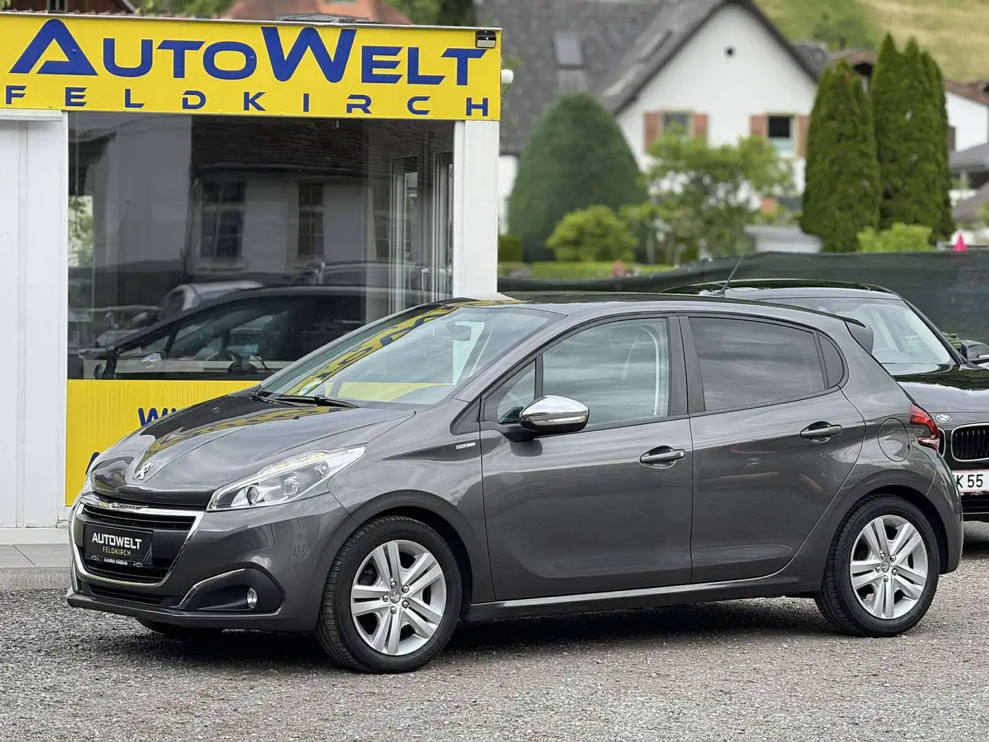 Peugeot 208 Style 1,2 VTi *NAVI *PARKSENSOR *TEMPOMAT *SZH Grau - 1