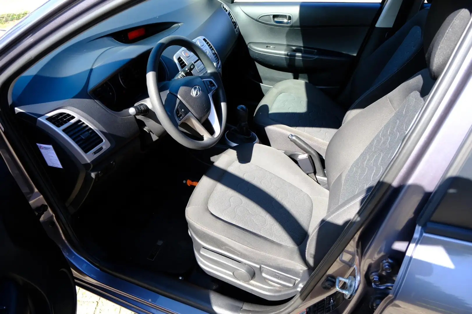 Hyundai i20 1.4i DynamicVersion 5-drs AIrco Grijs - 2