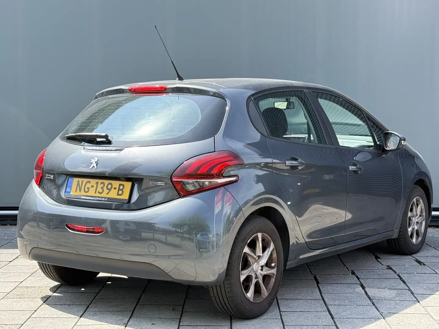 Peugeot 208 BWJ 2016 | 1.2 PT 82PK Executive | AIRCO | NAVI | Grau - 2
