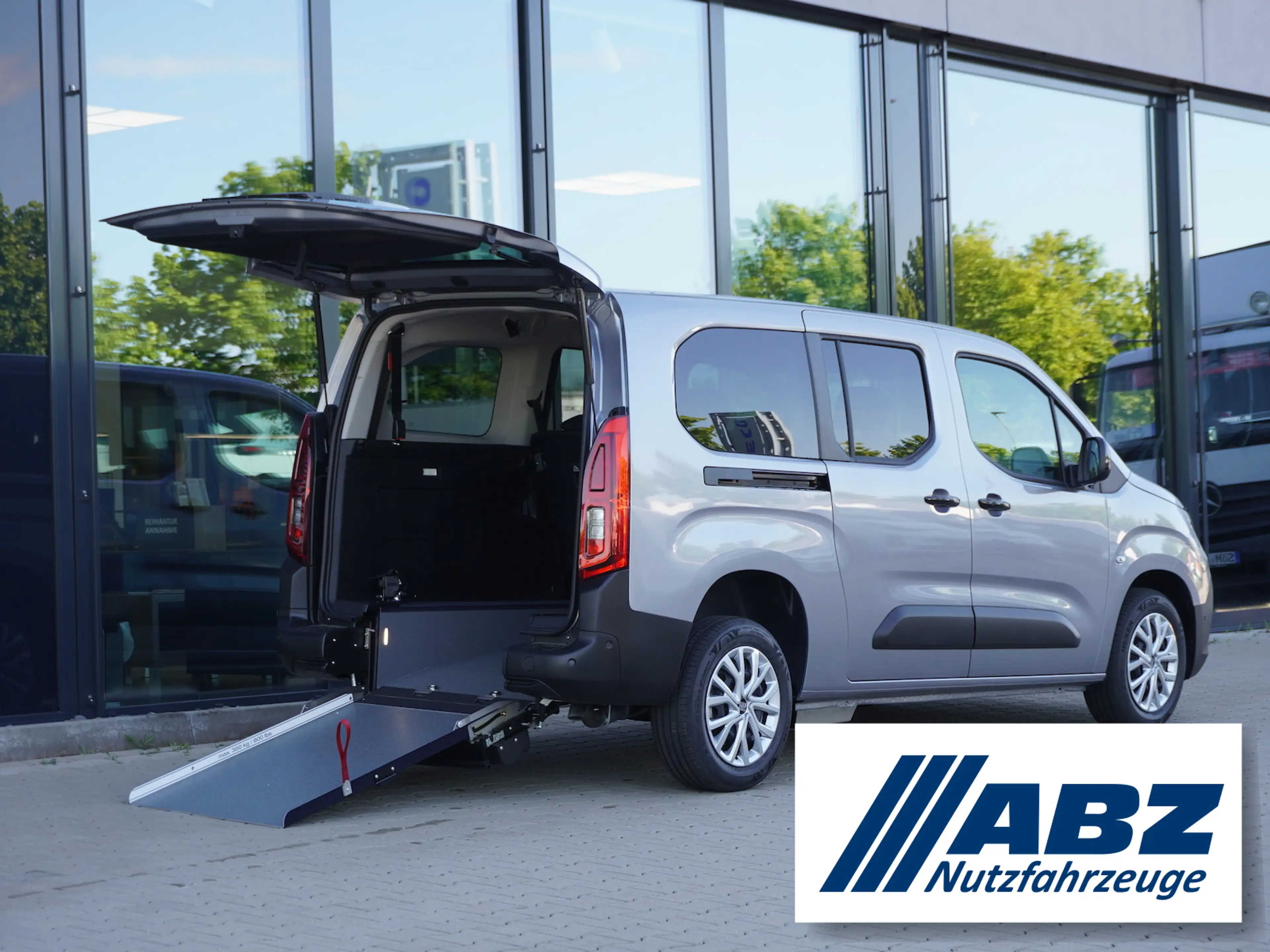 Fiat Doblo Maxi Kombi / Rollstuhlumbau AMF