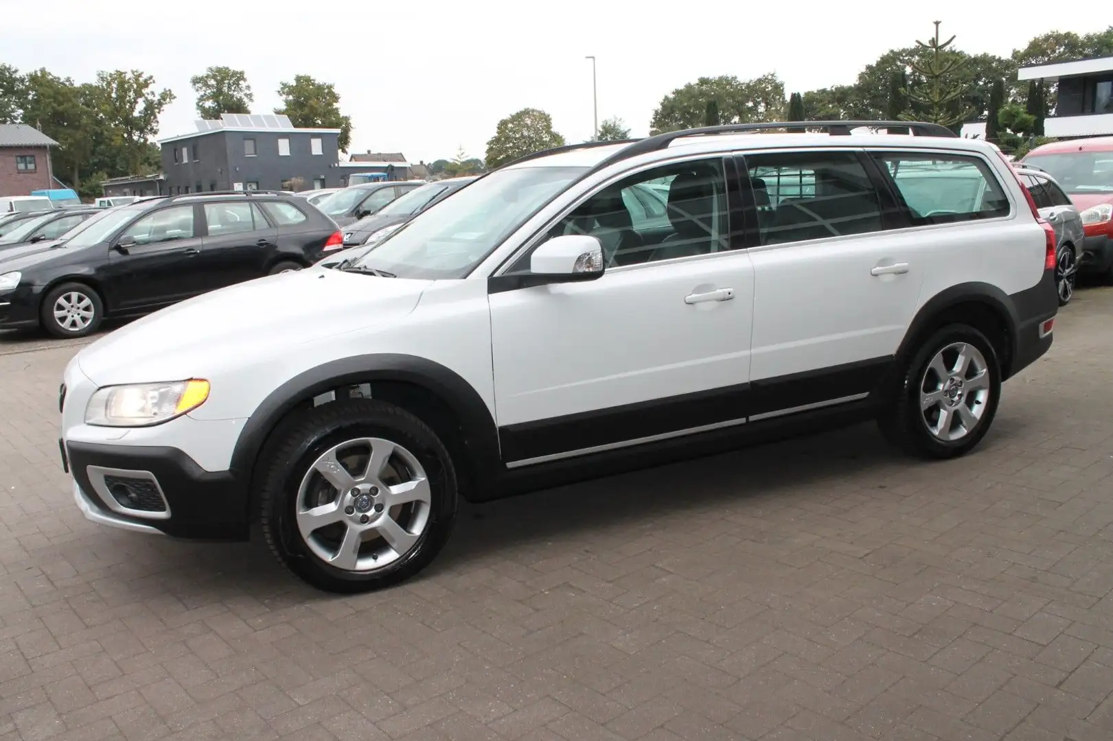 Volvo XC70 Momentum 2WD *TÜV-NEU* Weiß - 2