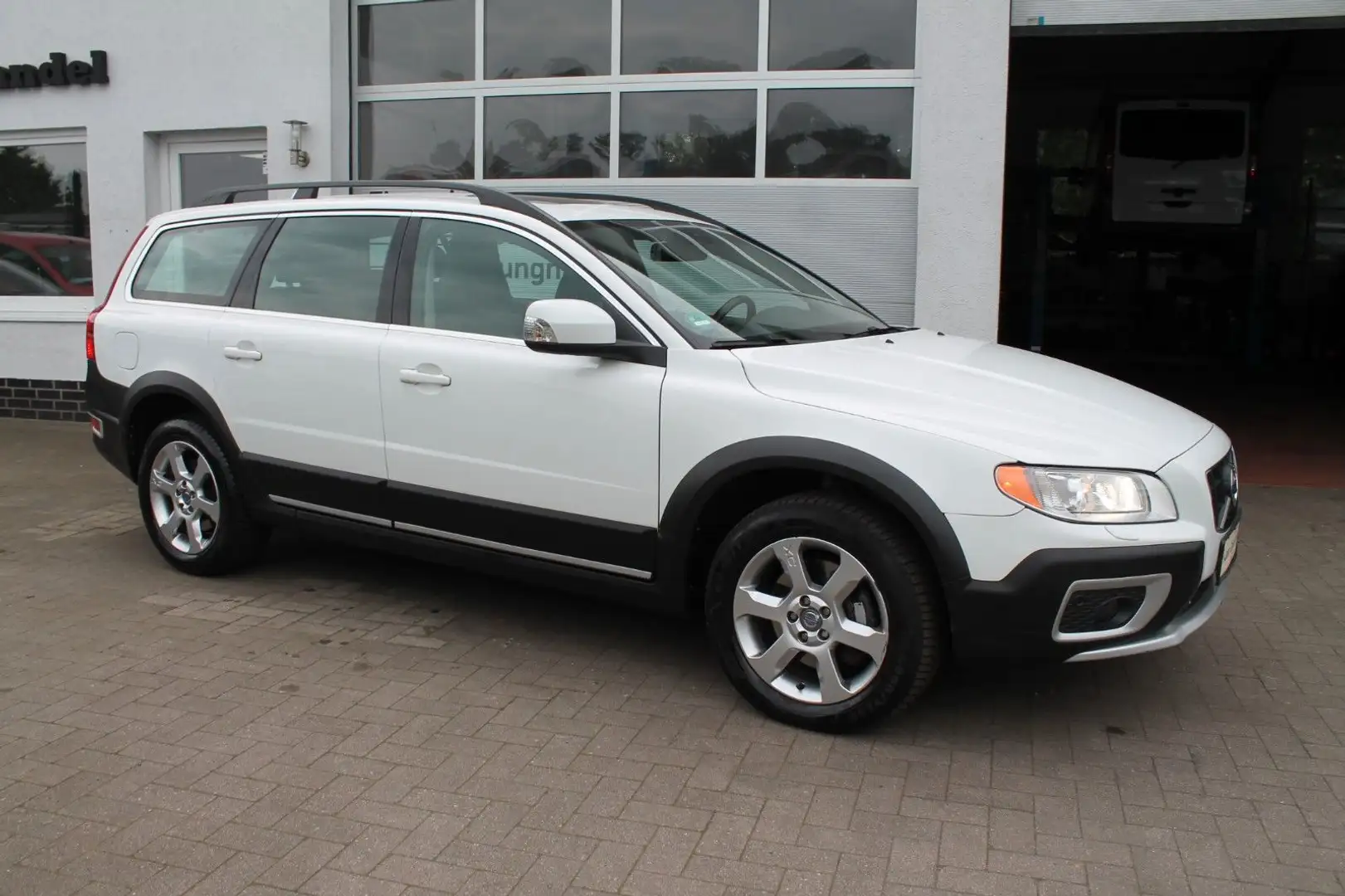 Volvo XC70 Momentum 2WD *TÜV-NEU* Weiß - 1