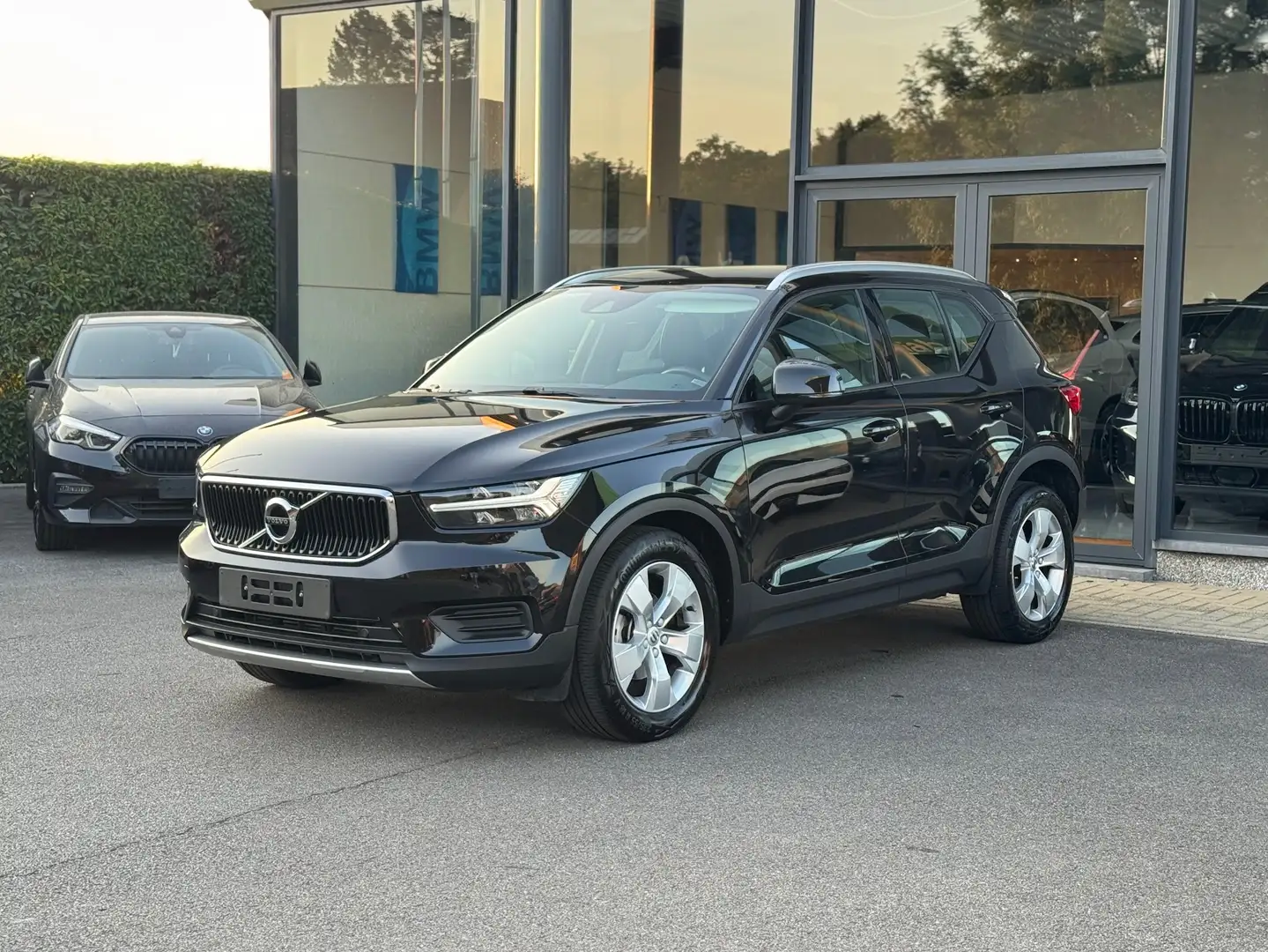 Volvo XC40 T3 Momentum / PDC / NAVI / CARPLAY / HARMAN-KARDON Noir - 2