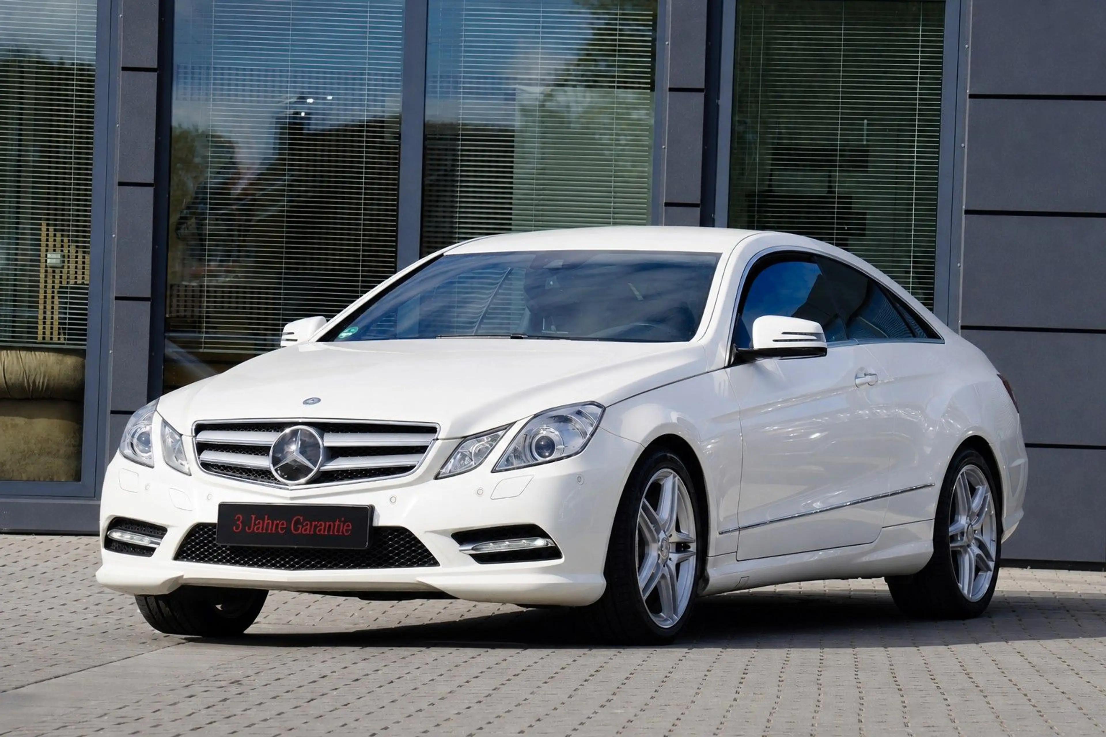 Mercedes-Benz E 350 CDI BlueEff. Coupe AMG Line +3 J. GARANTIE — photo 4