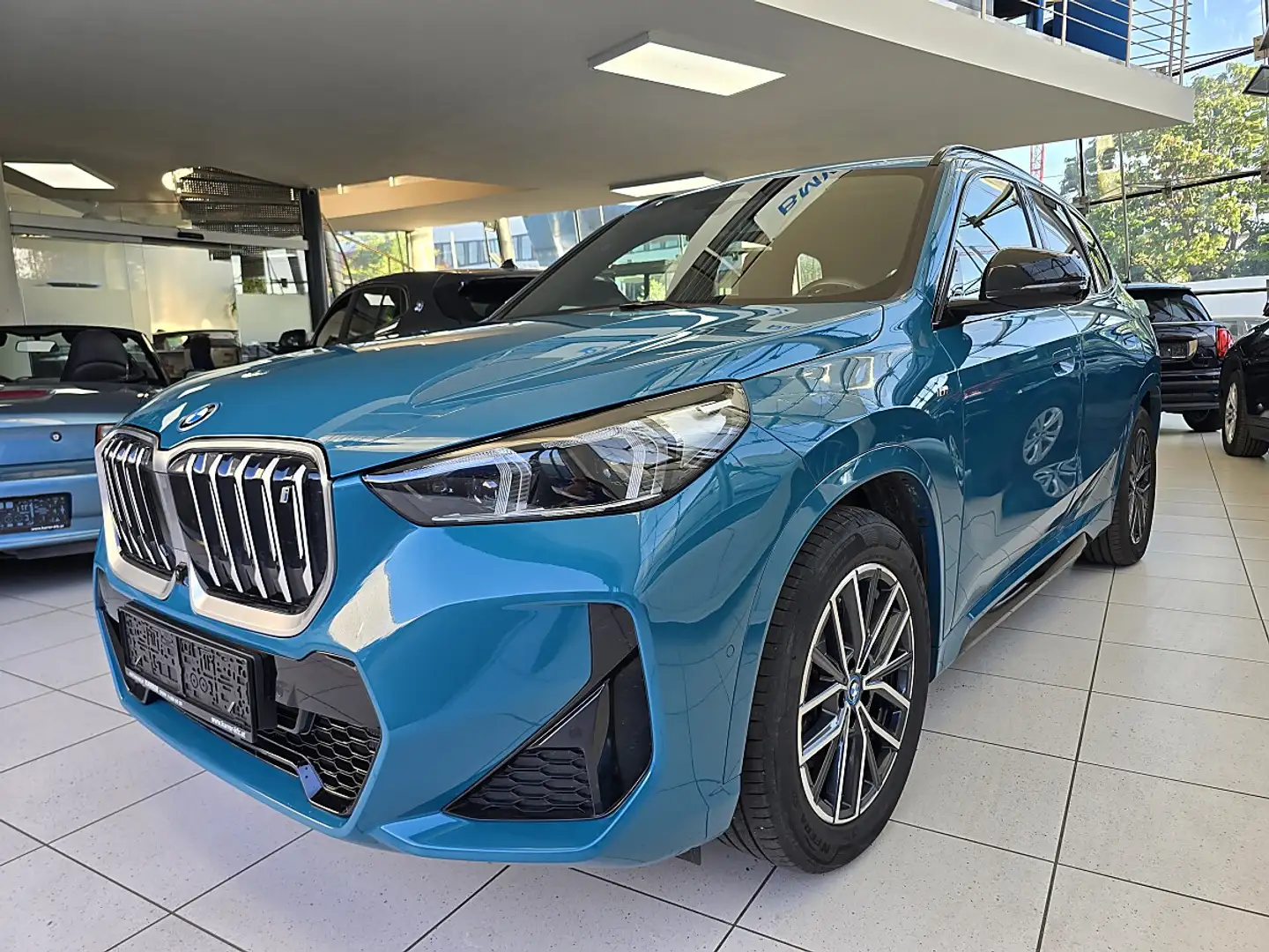 BMW iX1 xDrive30 M Sport Sportsitze/Alcantara/AHK/Head-Up Blau - 1