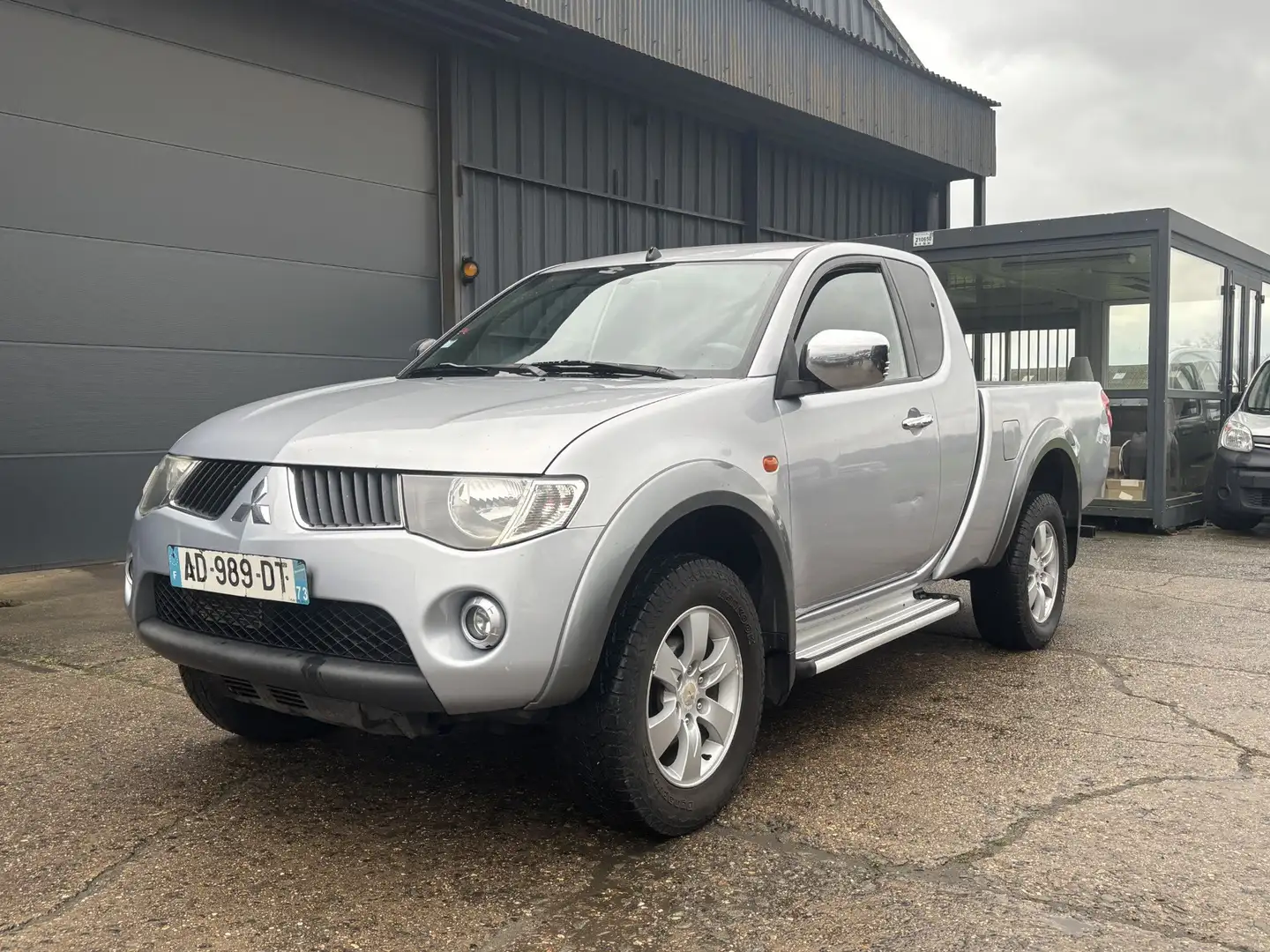 Mitsubishi L200 L200 2.5 TD 136 CLUB CAB INTENSE Silber - 2
