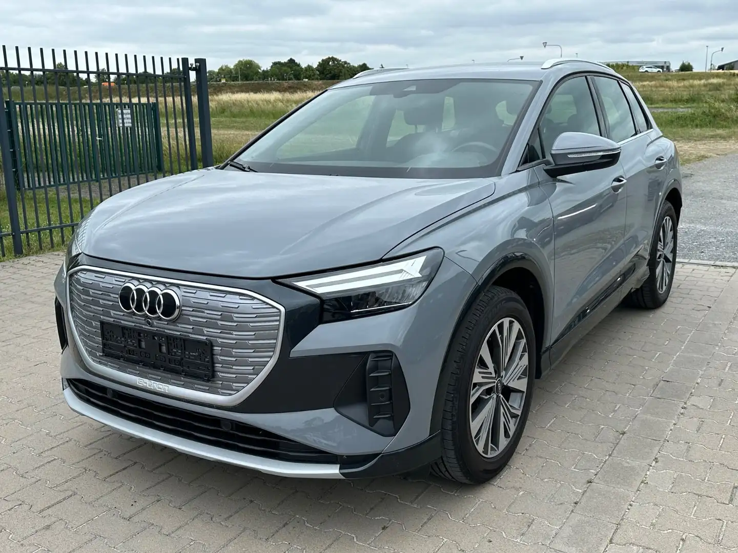 Audi Q4 e-tron 35 Advanced - NAVI / 19" / SITZHEIZUNG Gris - 1