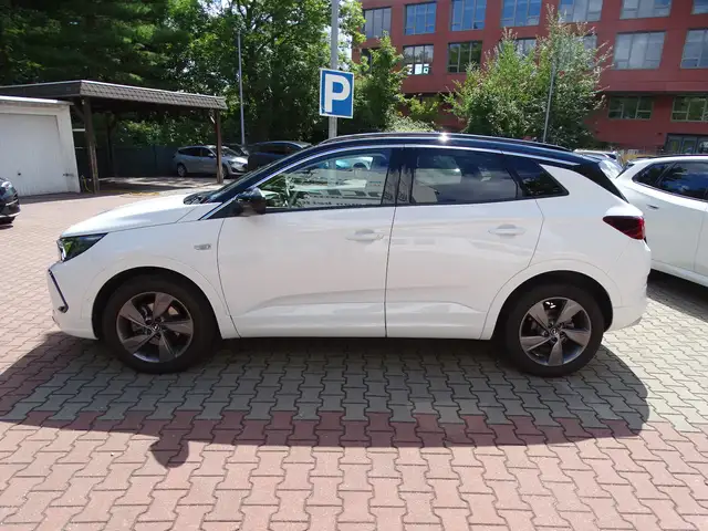 Opel Grandland view 3