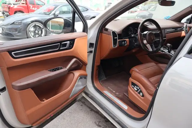 Porsche Cayenne view 9