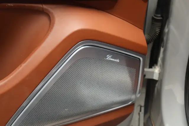 Porsche Cayenne view 11
