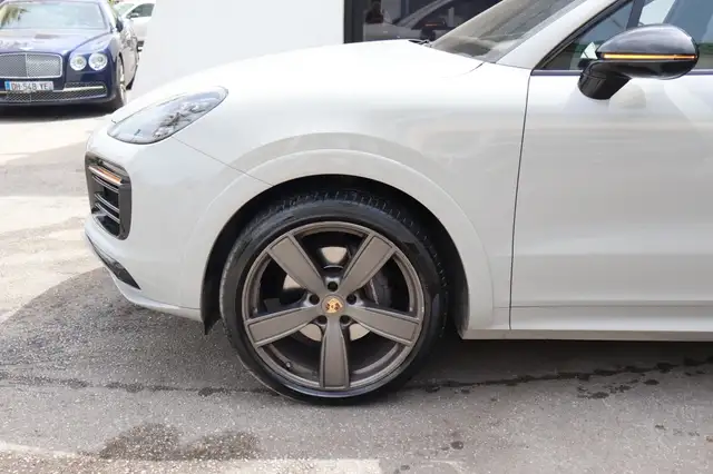 Porsche Cayenne view 8