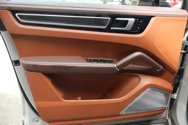 Porsche Cayenne view 10