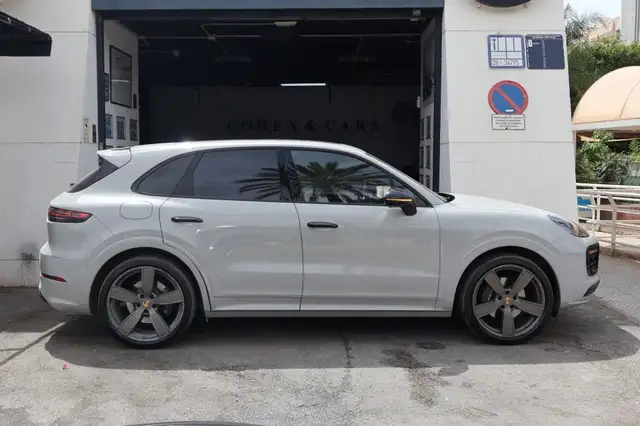 Porsche Cayenne view 4