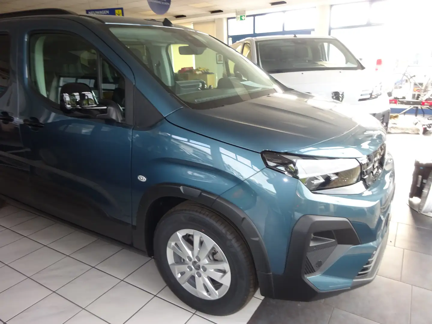 Peugeot Rifter BlueHDI L1 Allure/PDC+Kamera h/Lenkrad+Front+SHZ Grün - 2