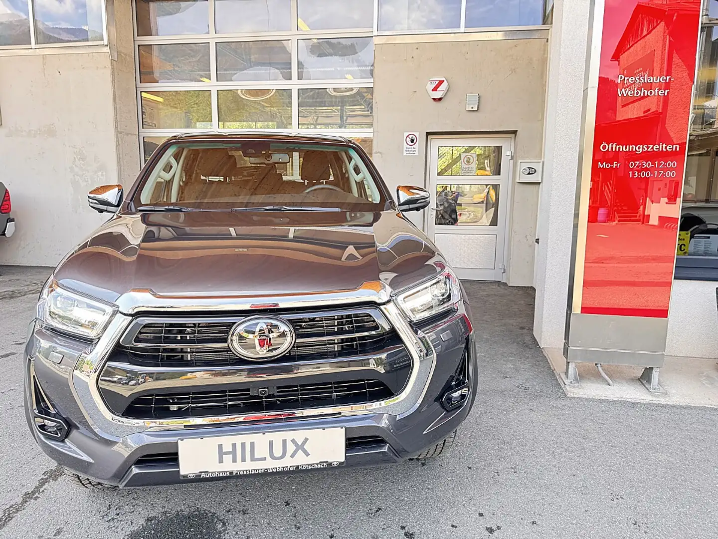Toyota Hilux DK Lounge 4WD 2,8 D-4D MHEV Aut. Grau - 2