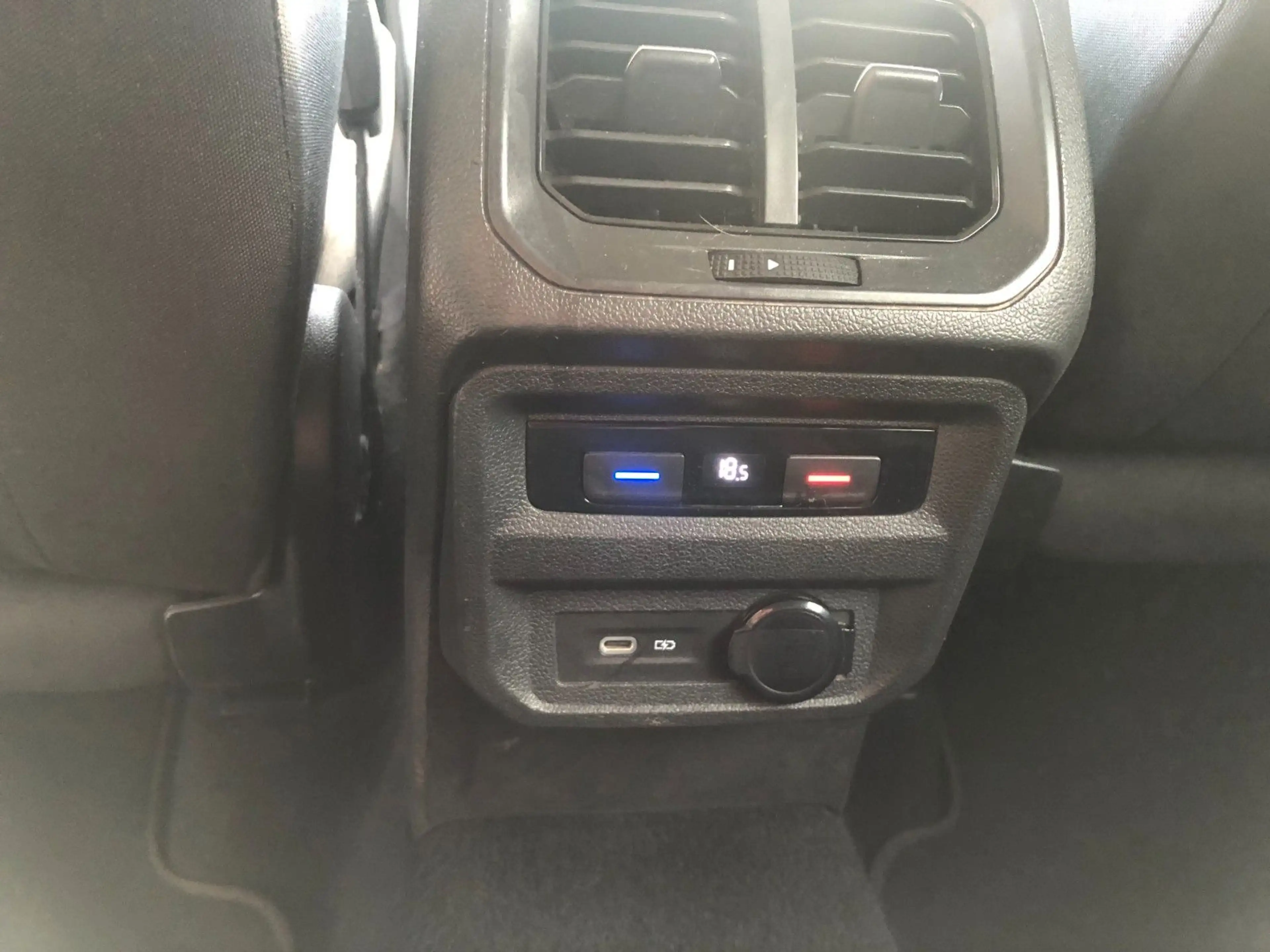 Volkswagen Tiguan Allspace Comfortline 7 Sitzer/Automatik — photo 12