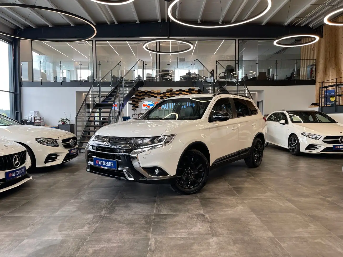 Mitsubishi Outlander Active+ 4WD *1. Hand*AHK*Bi-LED* Weiß - 1