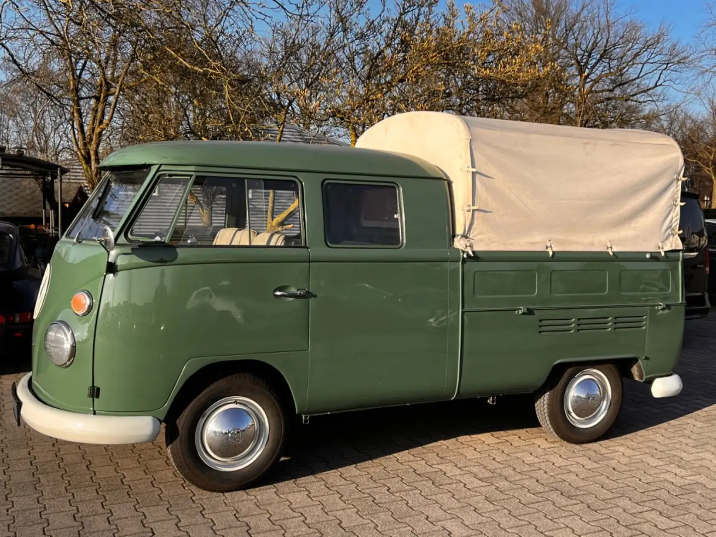 Volkswagen T1 Doka Doppelkabine Pritsche Green - 1