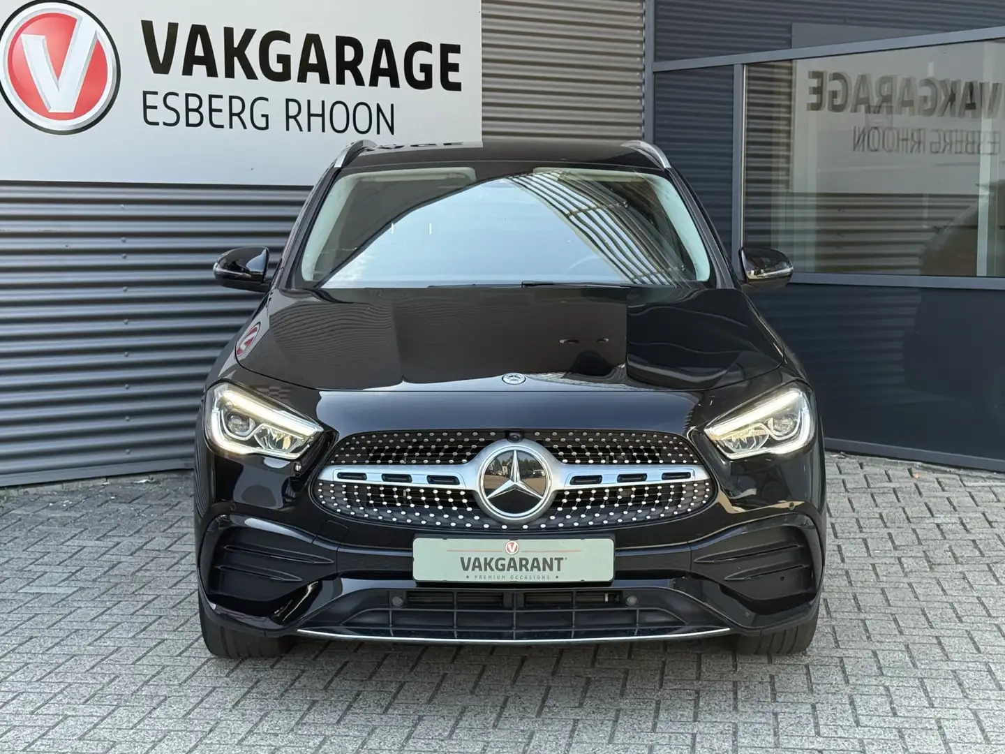 Mercedes-Benz GLA 250 e AMG Line PHEV,MBUX,CAMERA Zwart - 2