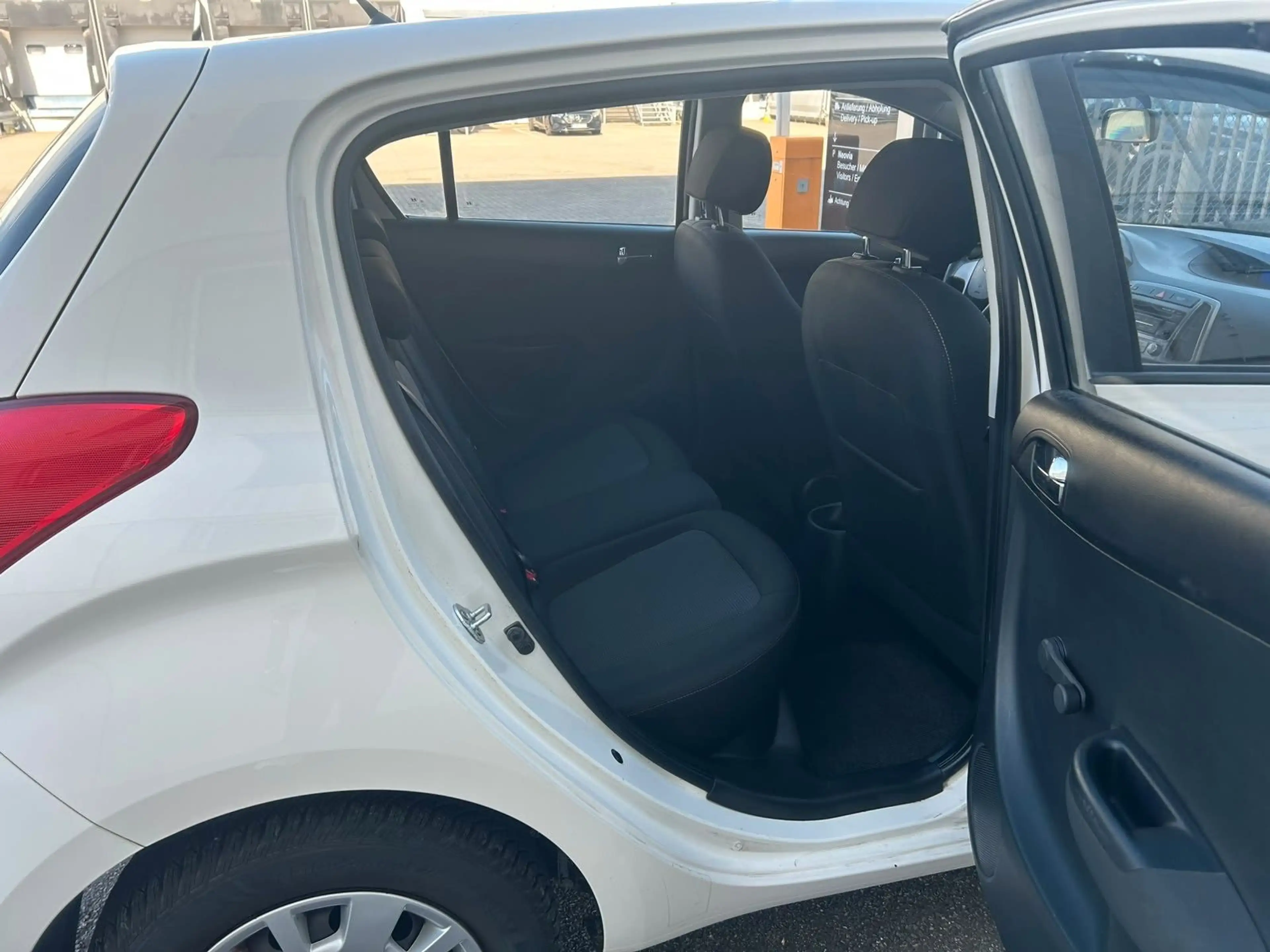 Hyundai i20 FIFA World Cup Edition,1 Hand ,63K KM — photo 27