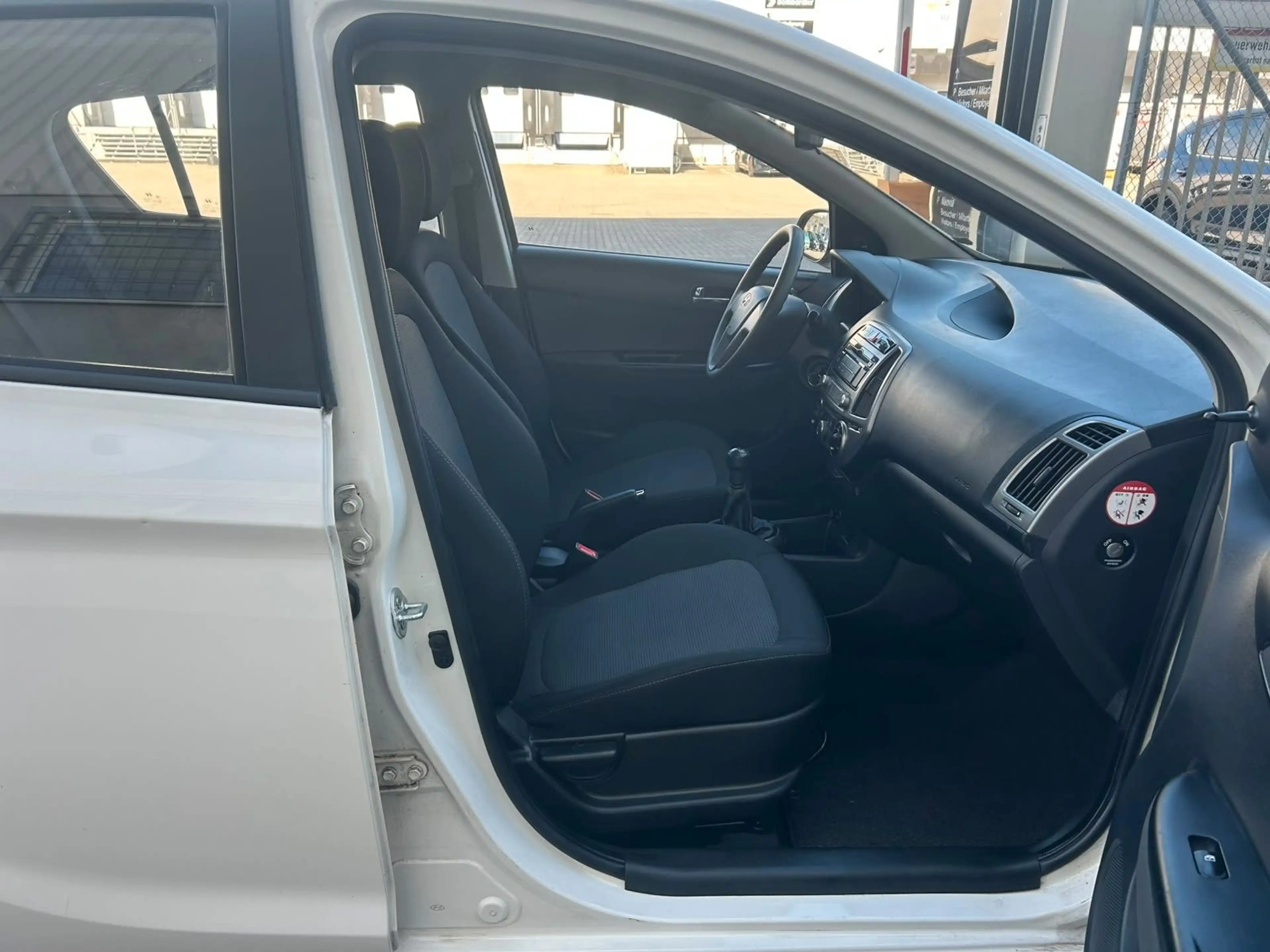 Hyundai i20 FIFA World Cup Edition,1 Hand ,63K KM — photo 26