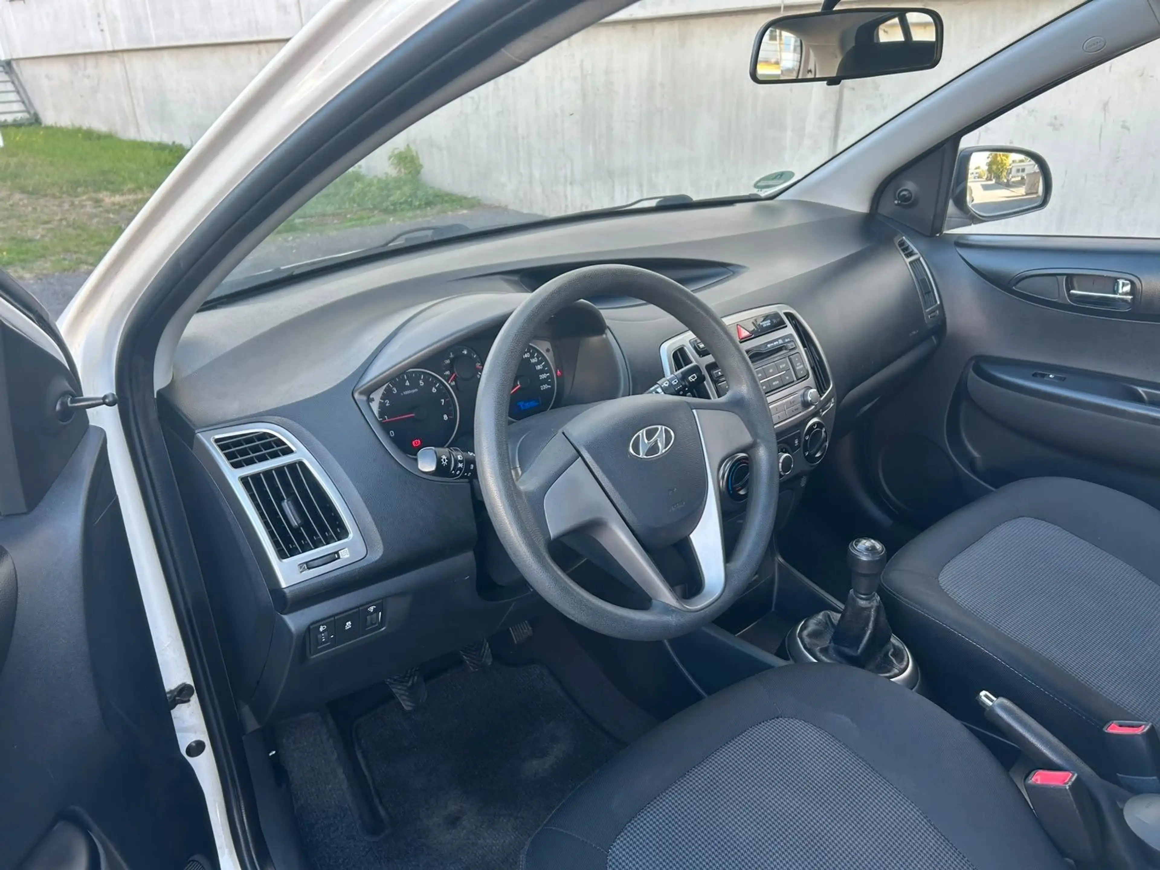 Hyundai i20 FIFA World Cup Edition,1 Hand ,63K KM — photo 16