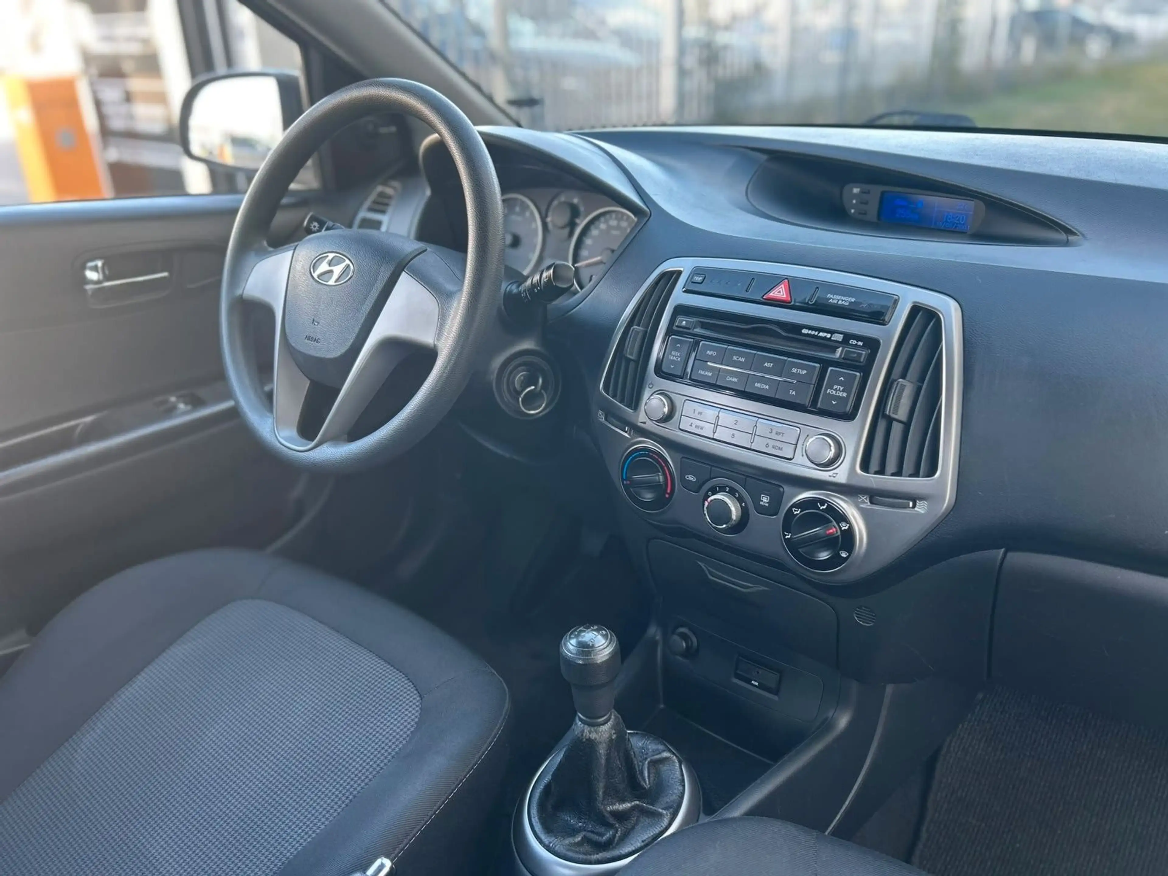 Hyundai i20 FIFA World Cup Edition,1 Hand ,63K KM — photo 21