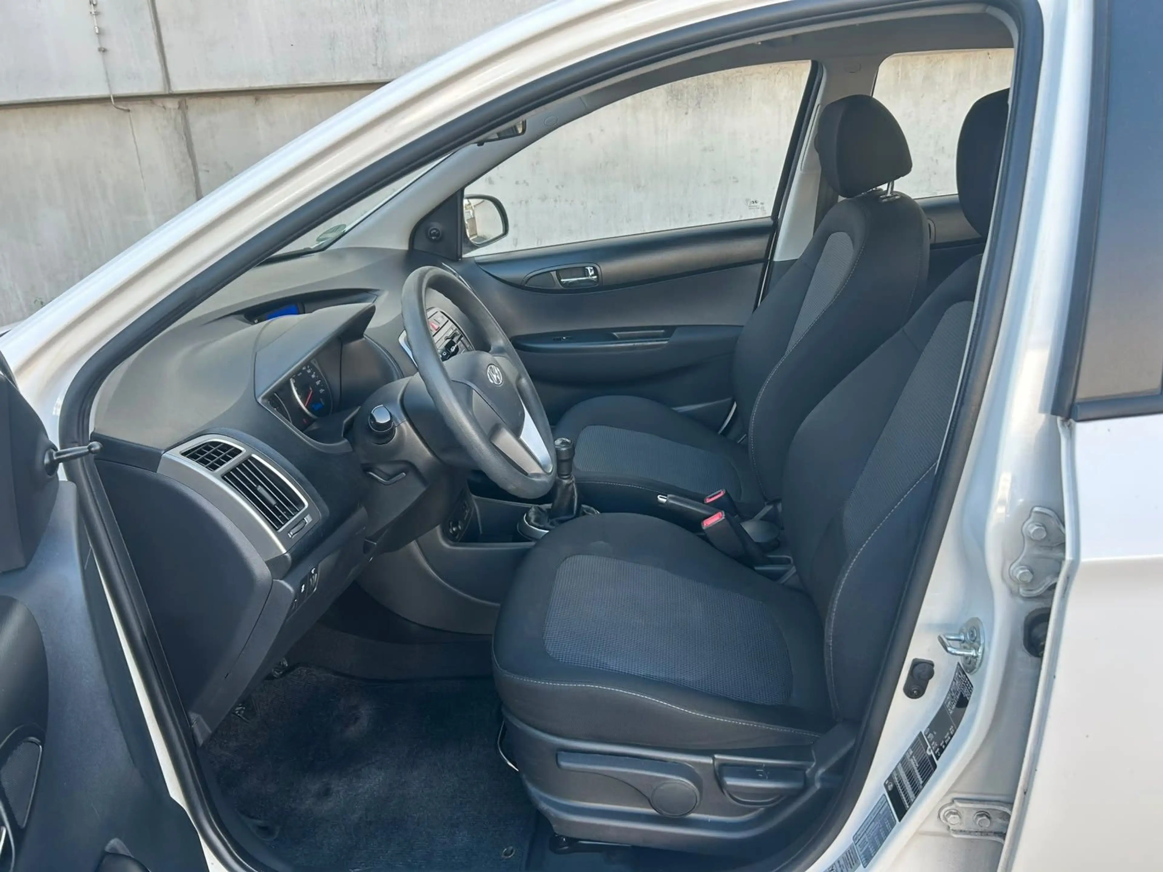 Hyundai i20 FIFA World Cup Edition,1 Hand ,63K KM — photo 24