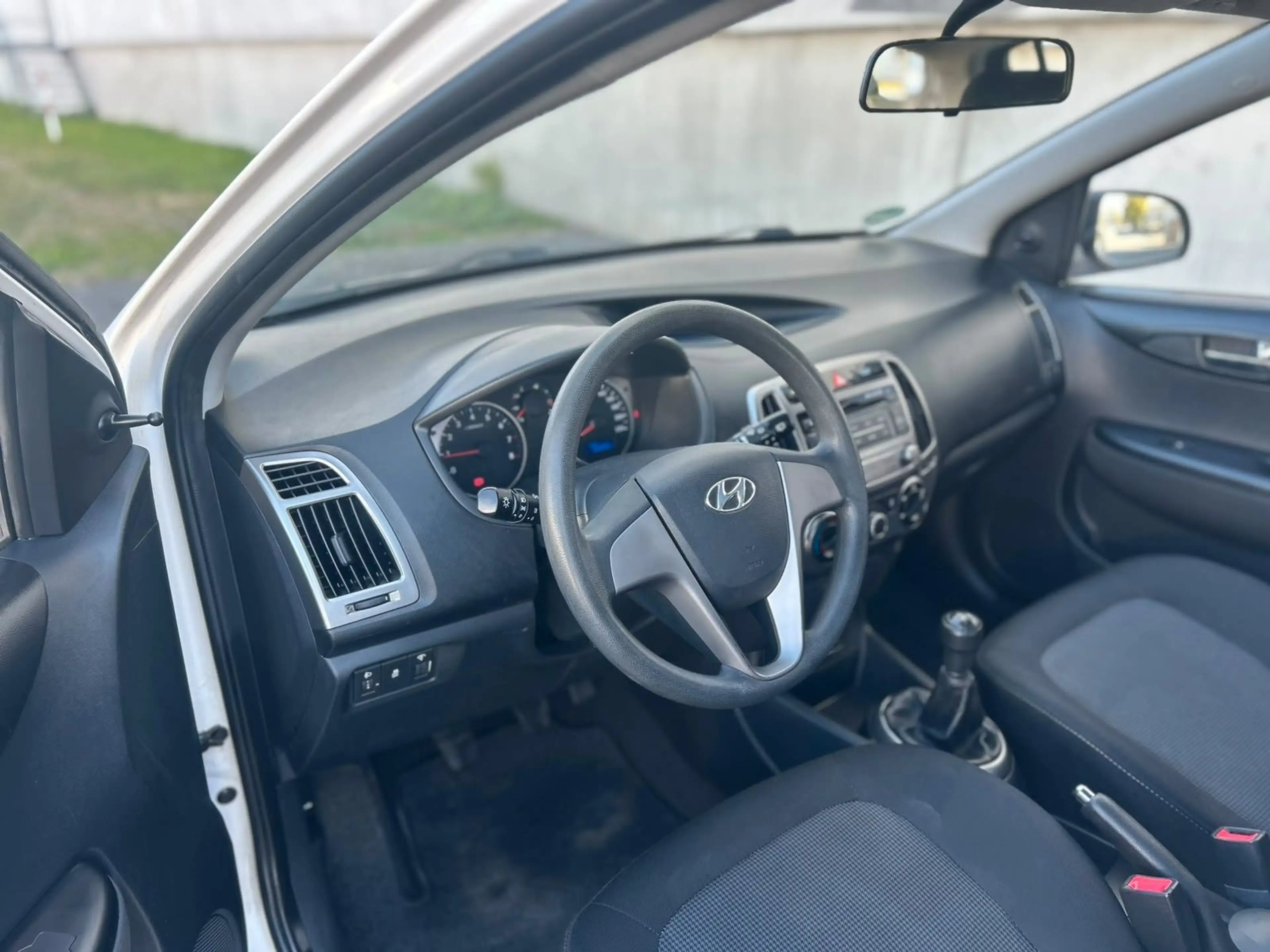 Hyundai i20 FIFA World Cup Edition,1 Hand ,63K KM — photo 19