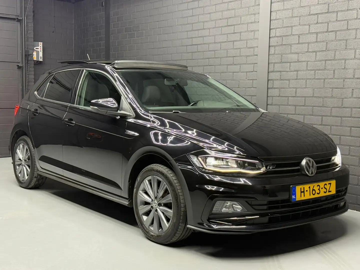 Volkswagen Polo 1.0 TSI R-LINE | PANO | CARPLAY | HALF LEDER | BTW Zwart - 1