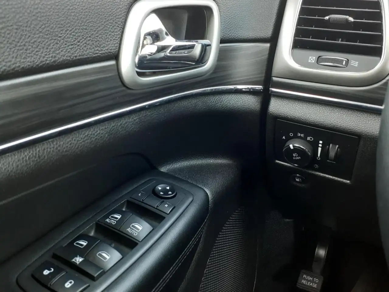 Jeep Grand Cherokee снимка Jeep Grand Cherokee