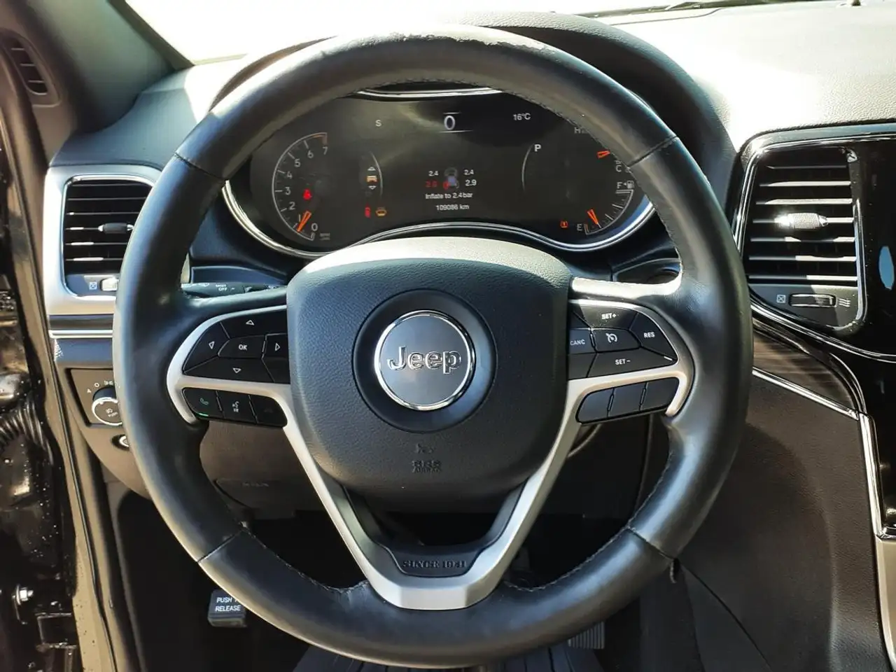 Jeep Grand Cherokee снимка Jeep Grand Cherokee