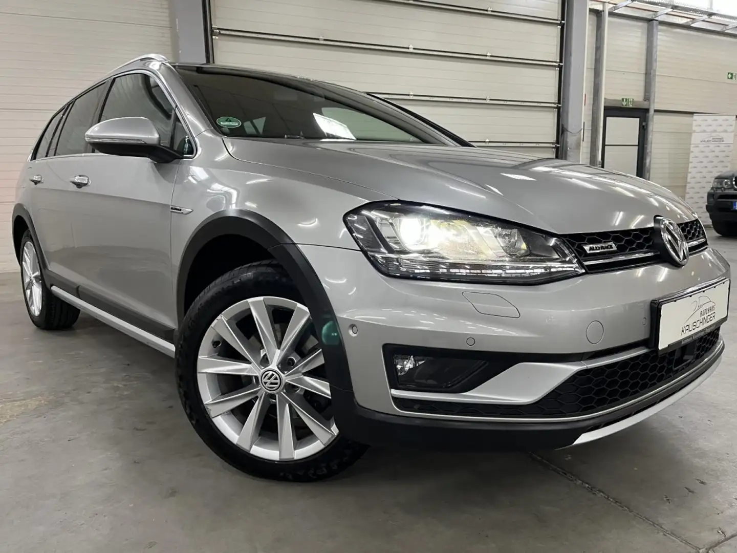 Volkswagen Golf VII Alltrack Variant BMT 4Motion 2.0 TDI XENON NAV Silber - 1