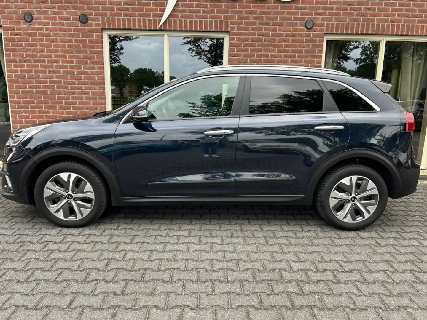 Kia e-Niro ExecutiveLine 64 kWh RIJKLAAR / STOELVERW. + VERKO Blauw - 2