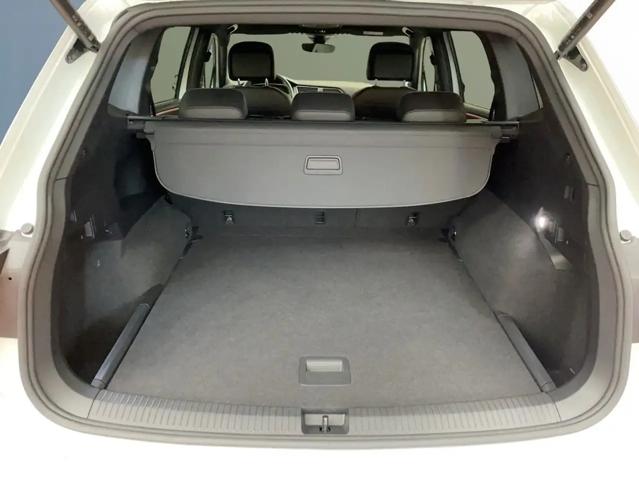 Volkswagen Tiguan Allspace 2,0 TDI DSG R-Line 4Motion AHK N 14